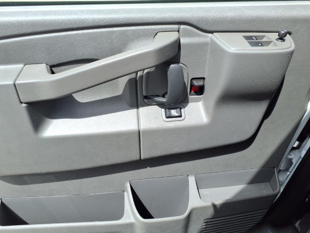 2025 Chevrolet Express Passenger 1LT
