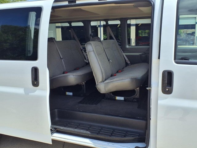 2025 Chevrolet Express Passenger 1LT