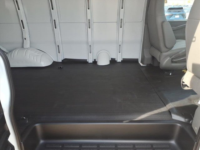 2025 Chevrolet Express Cargo 3500 WT